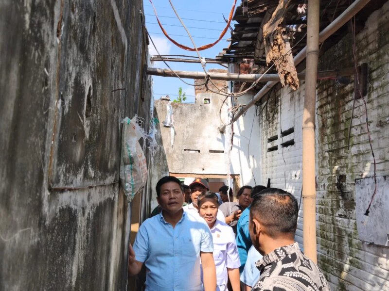 Bupati Sidoarjo Subandi Sidak RTLH di Krembung, Minta Renovasi Rumah Warga Segera Direalisasikan – Detiktoday.com