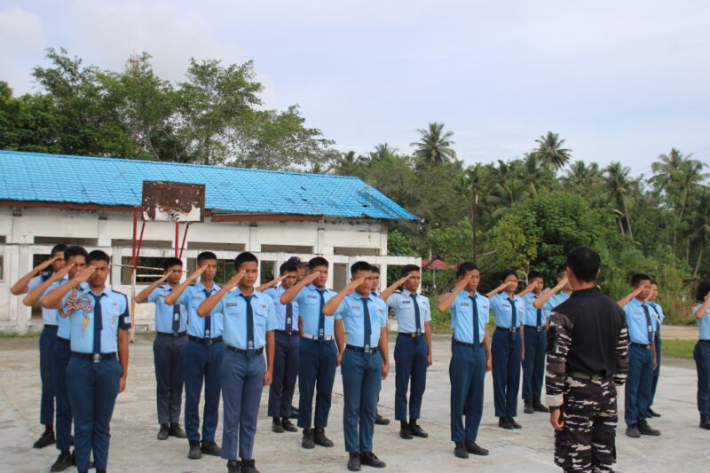 Tanamkan Disiplin dan Jiwa Korsa, Pasops Lanal Nias Pimpin Pembinaan Siswa SMA Taruna Hang Tuah Teluk Dalam