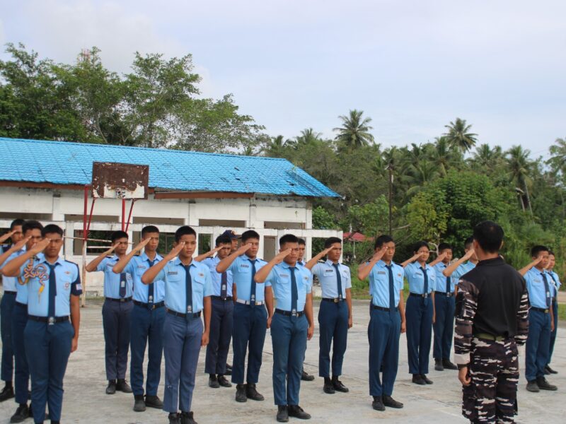 Tanamkan Disiplin dan Jiwa Korsa, Pasops Lanal Nias Pimpin Pembinaan Siswa SMA Taruna Hang Tuah Teluk Dalam