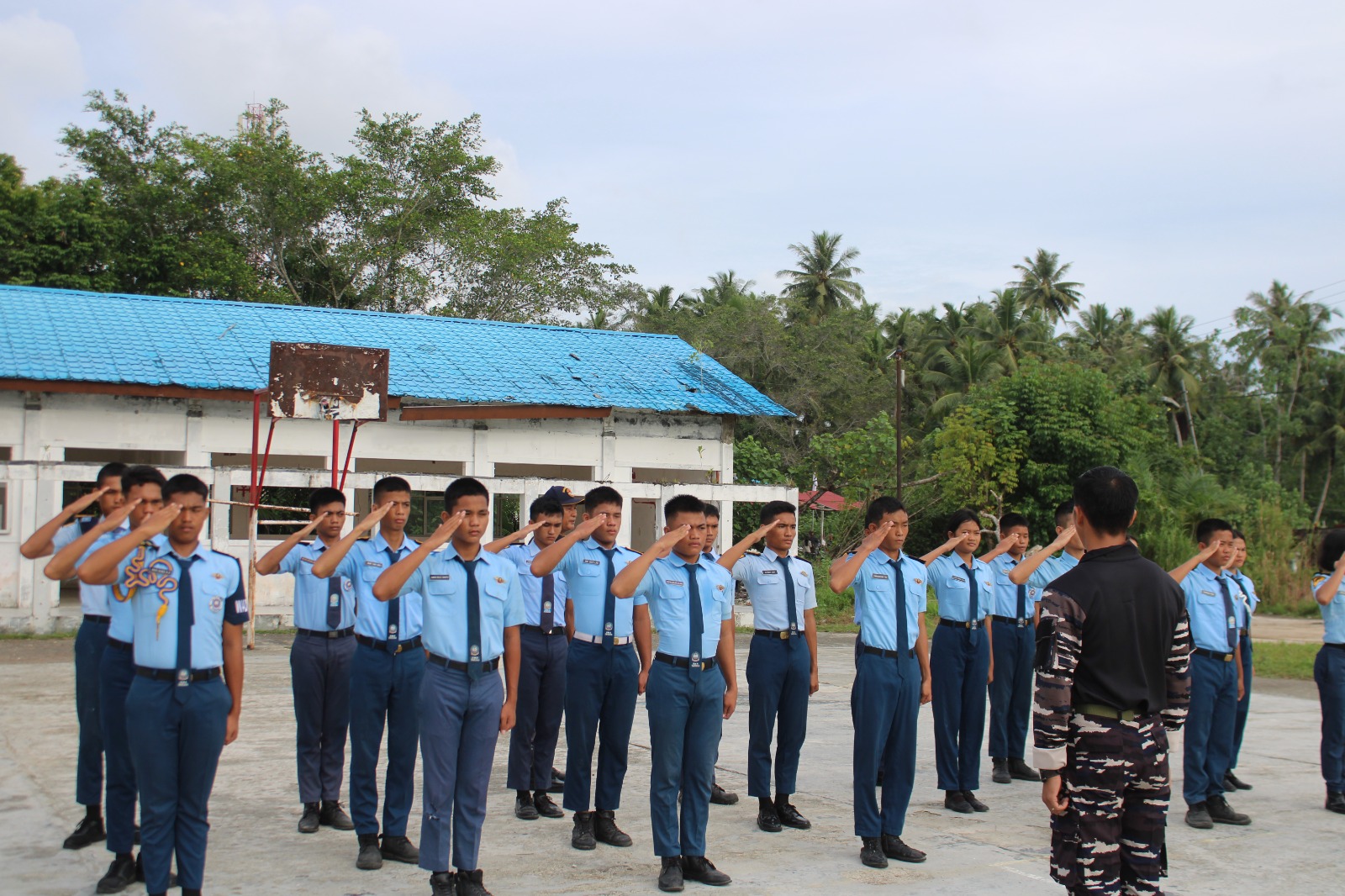 Tanamkan Disiplin dan Jiwa Korsa, Pasops Lanal Nias Pimpin Pembinaan Siswa SMA Taruna Hang Tuah Teluk Dalam