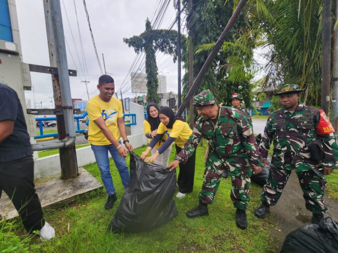 Semangat Gotong Royong, Kodim 1710/Mimika Bersihkan Lingkungan Bersama Masyarakat