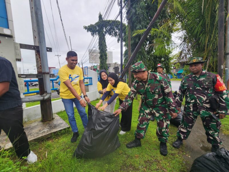 Semangat Gotong Royong, Kodim 1710/Mimika Bersihkan Lingkungan Bersama Masyarakat