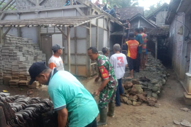 Babinsa dan Warga Bergotong-Royong, Wujudkan Rumah Layak Huni di Trenggalek