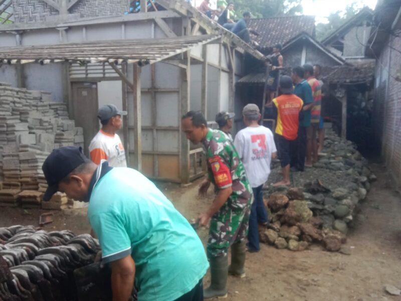 Babinsa dan Warga Bergotong-Royong, Wujudkan Rumah Layak Huni di Trenggalek
