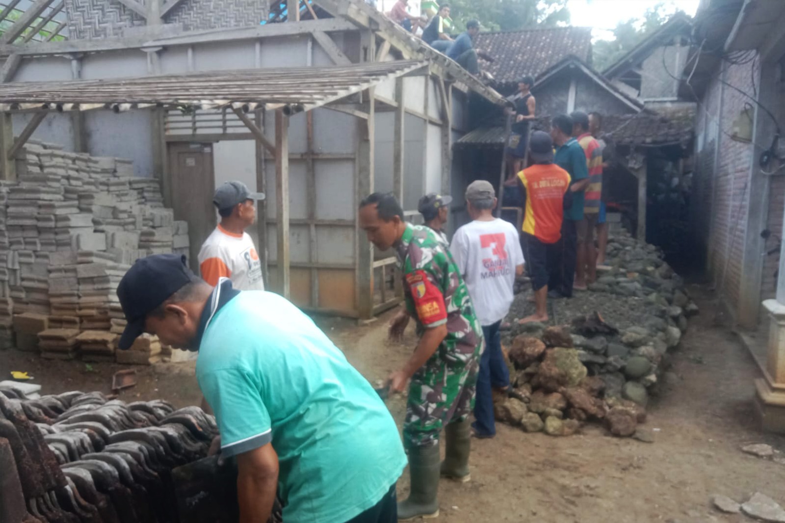 Babinsa dan Warga Bergotong-Royong, Wujudkan Rumah Layak Huni di Trenggalek