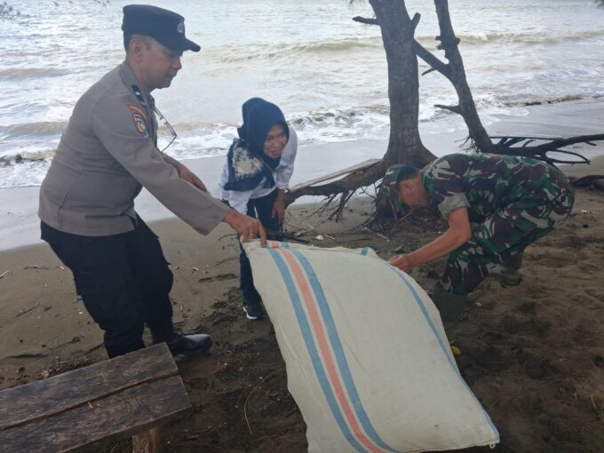 TNI-Polri dan Pemkab Trenggalek, Bersatu Jaga Pantai Cengkrong Lewat Aksi Bersih Lingkungan