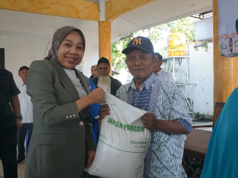 Ketua TP PKK Sidoarjo Sriatun Subandi Salurkan Bantuan Pangan di Gedangan – Detiktoday.com