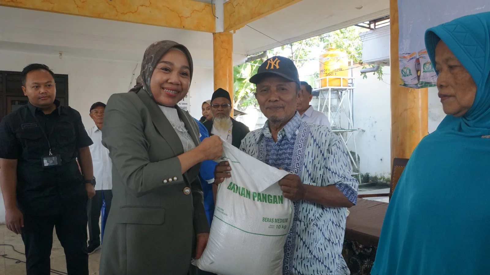 Ketua TP PKK Sidoarjo Sriatun Subandi Salurkan Bantuan Pangan di Gedangan – Detiktoday.com