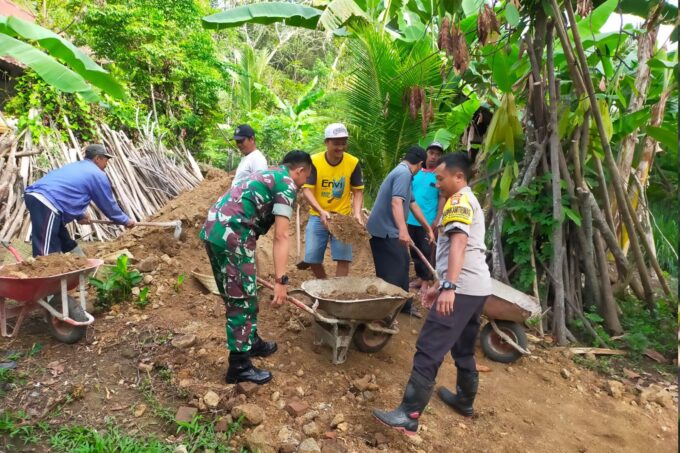 TNI-Polri Bersama Warga, Bahu-Membahu Bangun Akses Jalan di Salamrejo Trenggalek