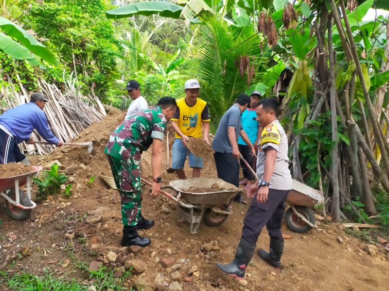 TNI-Polri Bersama Warga, Bahu-Membahu Bangun Akses Jalan di Salamrejo Trenggalek
