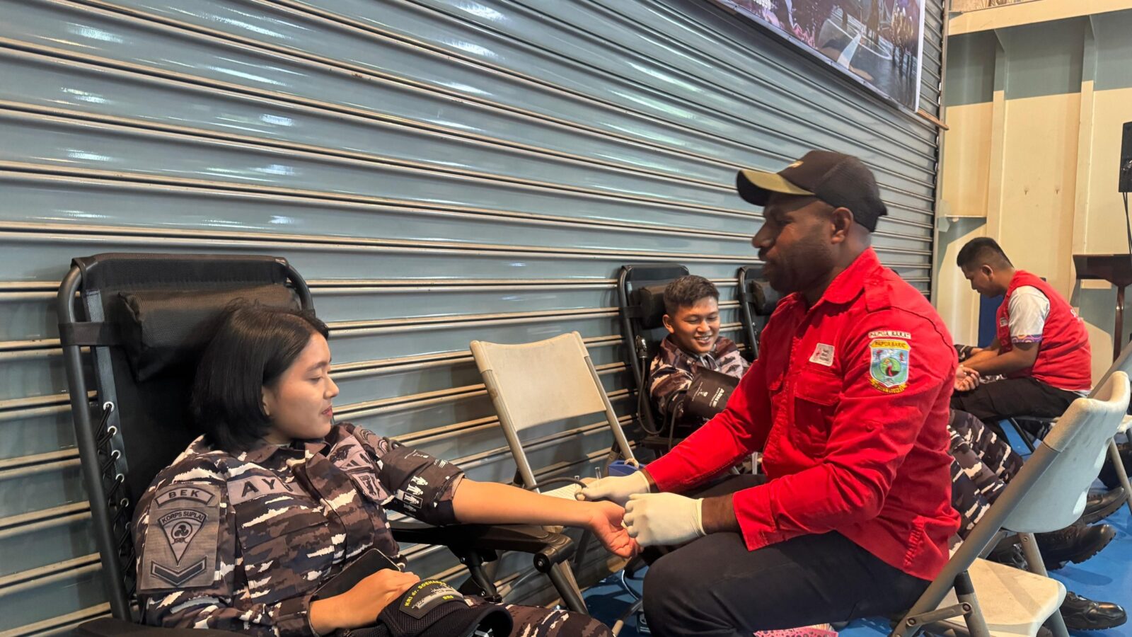 TNI AL GELAR DONOR DARAH UNTUK MASYARAKAT PAPUA DI ATAS KAPAL PERANG RUMAH SAKIT KRI dr. SOEHARSO-990