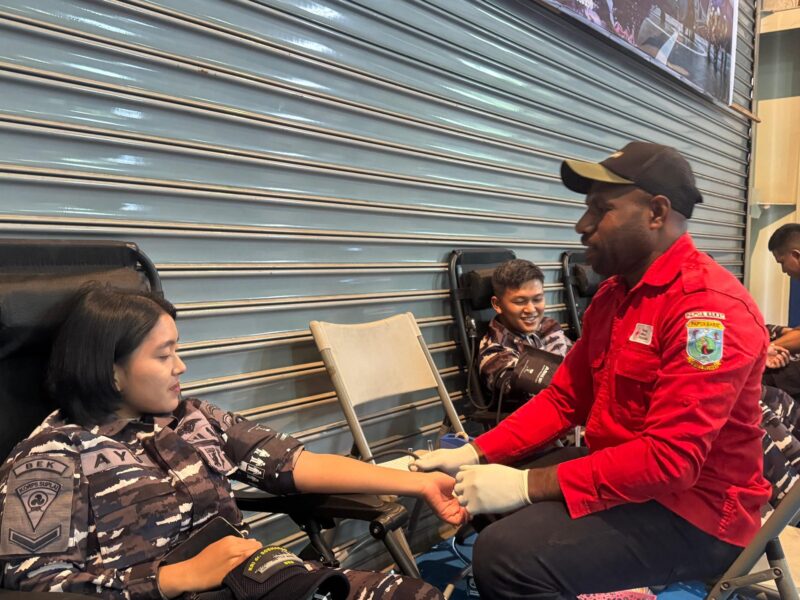 TNI AL GELAR DONOR DARAH UNTUK MASYARAKAT PAPUA DI ATAS KAPAL PERANG RUMAH SAKIT KRI dr. SOEHARSO-990
