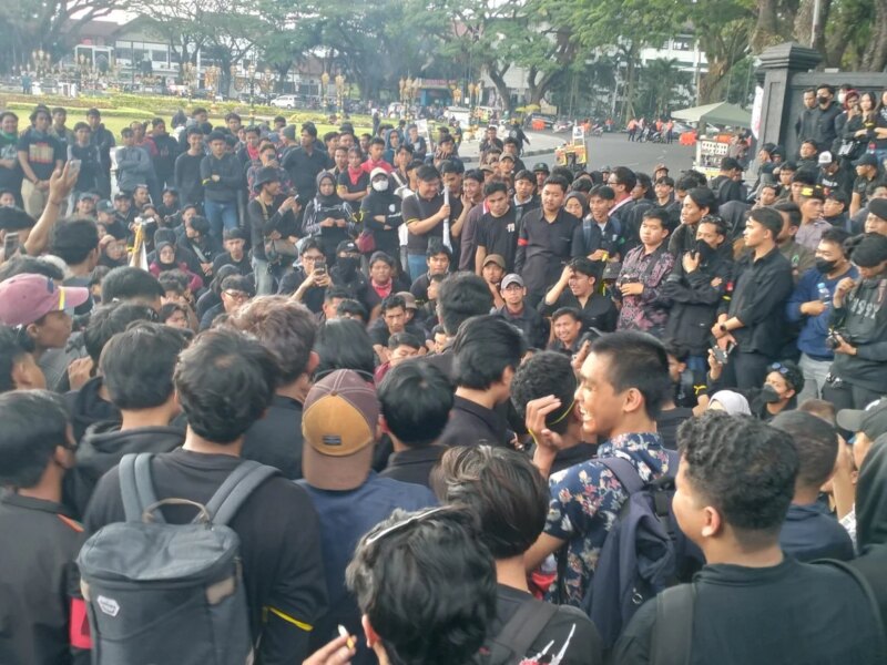 Mahasiswa Serbu Gedung DPRD, Kritsisi Program Pemerintah – Detiktoday.com