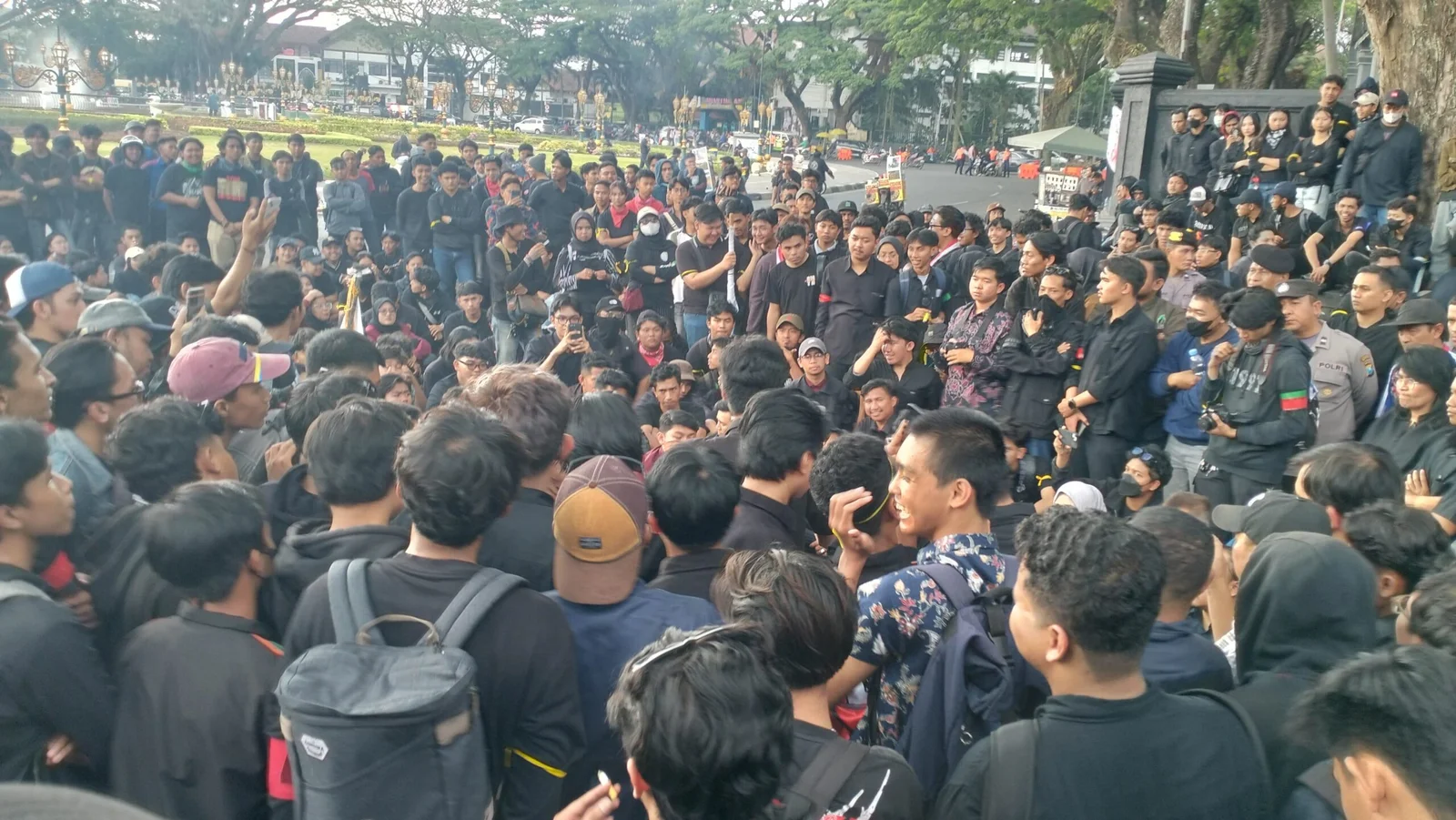 Mahasiswa Serbu Gedung DPRD, Kritsisi Program Pemerintah – Detiktoday.com
