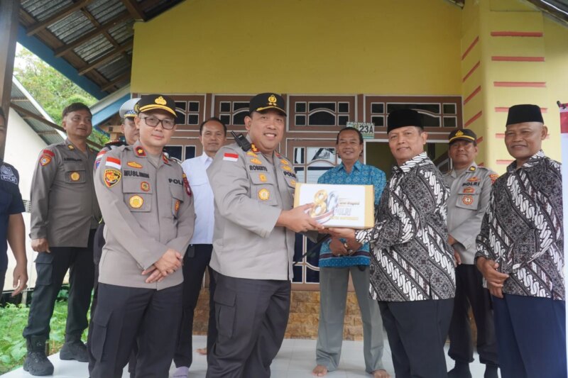 Air Mata Haru Purnawirawan, Semangat Donor Darah Personel, Potret Bhayangkara ke – 80 di Kapuas Hulu – Detiktoday.com
