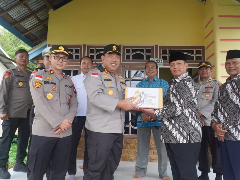 Air Mata Haru Purnawirawan, Semangat Donor Darah Personel, Potret Bhayangkara ke – 80 di Kapuas Hulu – Detiktoday.com