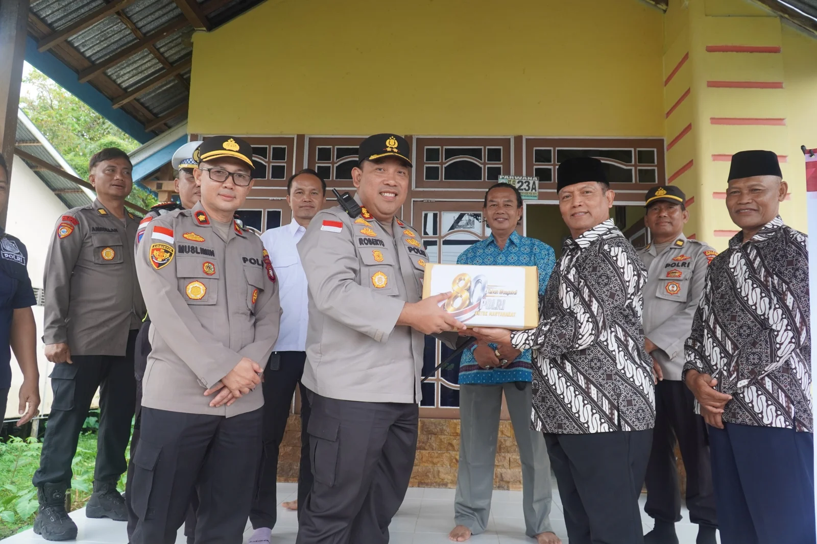 Air Mata Haru Purnawirawan, Semangat Donor Darah Personel, Potret Bhayangkara ke – 80 di Kapuas Hulu – Detiktoday.com