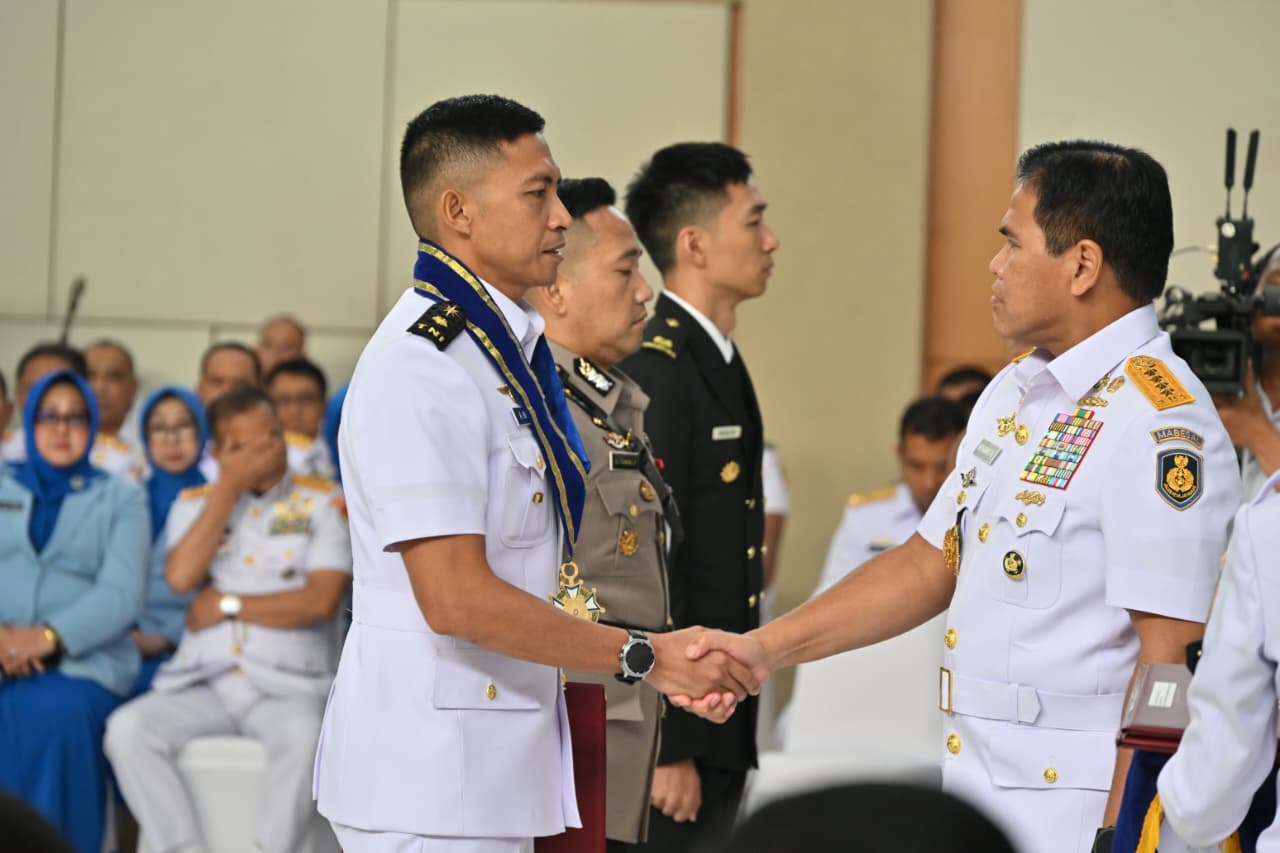 TNI AL GELAR WISUDA DAN PENUTUPAN DIKREG SESKOAL, SIAPKAN PEMIMPIN MARITIM UNGGUL HADAPI TANTANGAN GLOBAL