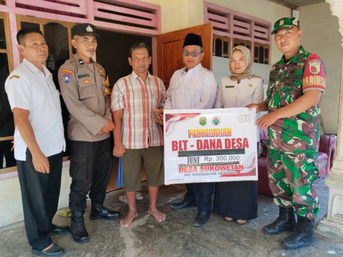 Door to Door, Babinsa dan Bhabinkamtibmas Kawal Penyaluran BLT di Sukowetan