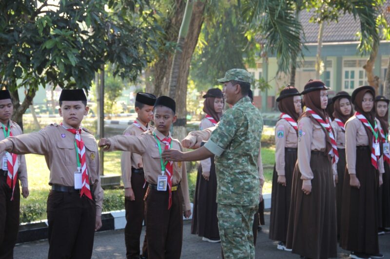 Antusias Ikuti LDK, Pengurus OSIS SMP Islam Al Ma’arif Darunajah Digembleng TNI
