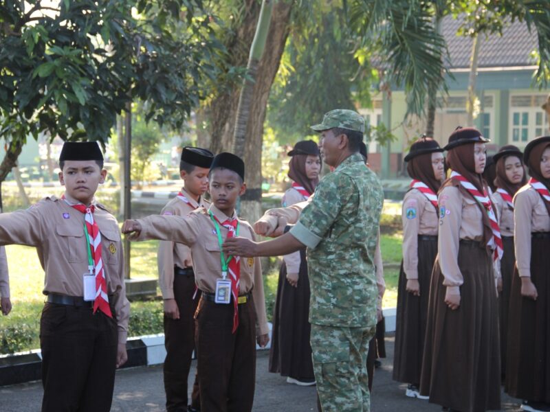 Antusias Ikuti LDK, Pengurus OSIS SMP Islam Al Ma’arif Darunajah Digembleng TNI