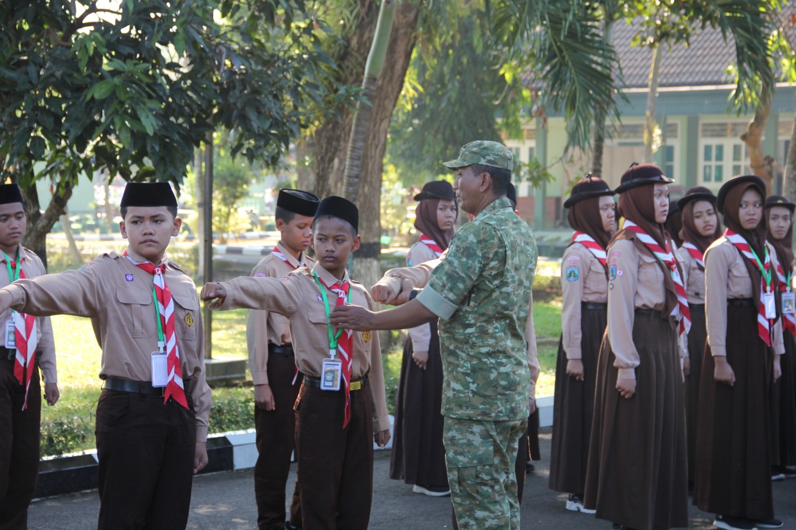 Antusias Ikuti LDK, Pengurus OSIS SMP Islam Al Ma’arif Darunajah Digembleng TNI