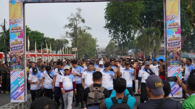 Jalan Sehat Polres Kapuas Hulu Ledakkan Semangat Hari Bhayangkara ke – 80 – Detiktoday.com