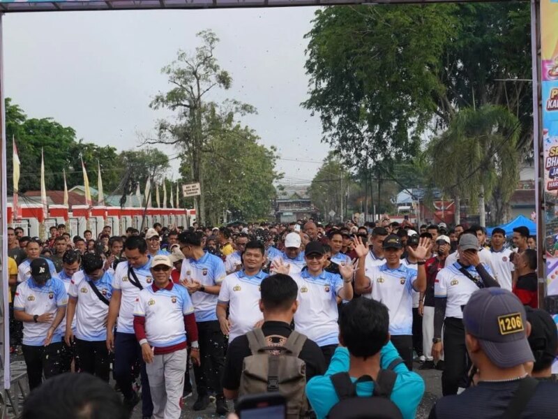 Jalan Sehat Polres Kapuas Hulu Ledakkan Semangat Hari Bhayangkara ke – 80 – Detiktoday.com