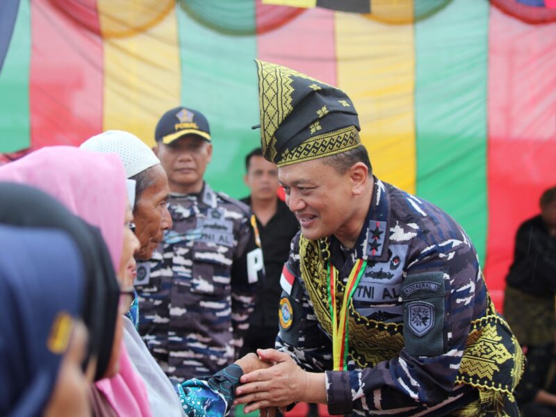 Dari Laut Untuk Rakyat, Kodaeral I dan PIMA Indonesia Bantu Tingkatkan Kesehatan Warga Pulau Halang