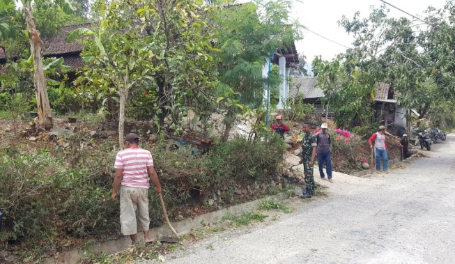 Peduli Lingkungan, Babinsa Kodim Ponorogo Bersihkan Jalan Bersama Warga