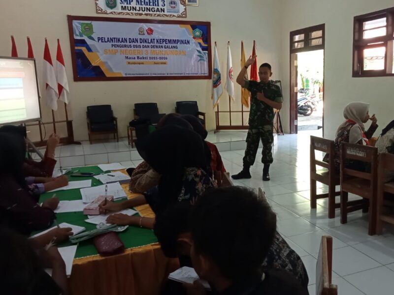 Babinsa Munjungan Tanamkan Wawasan Kebangsaan kepada Peserta LDK SMPN 3 Munjungan