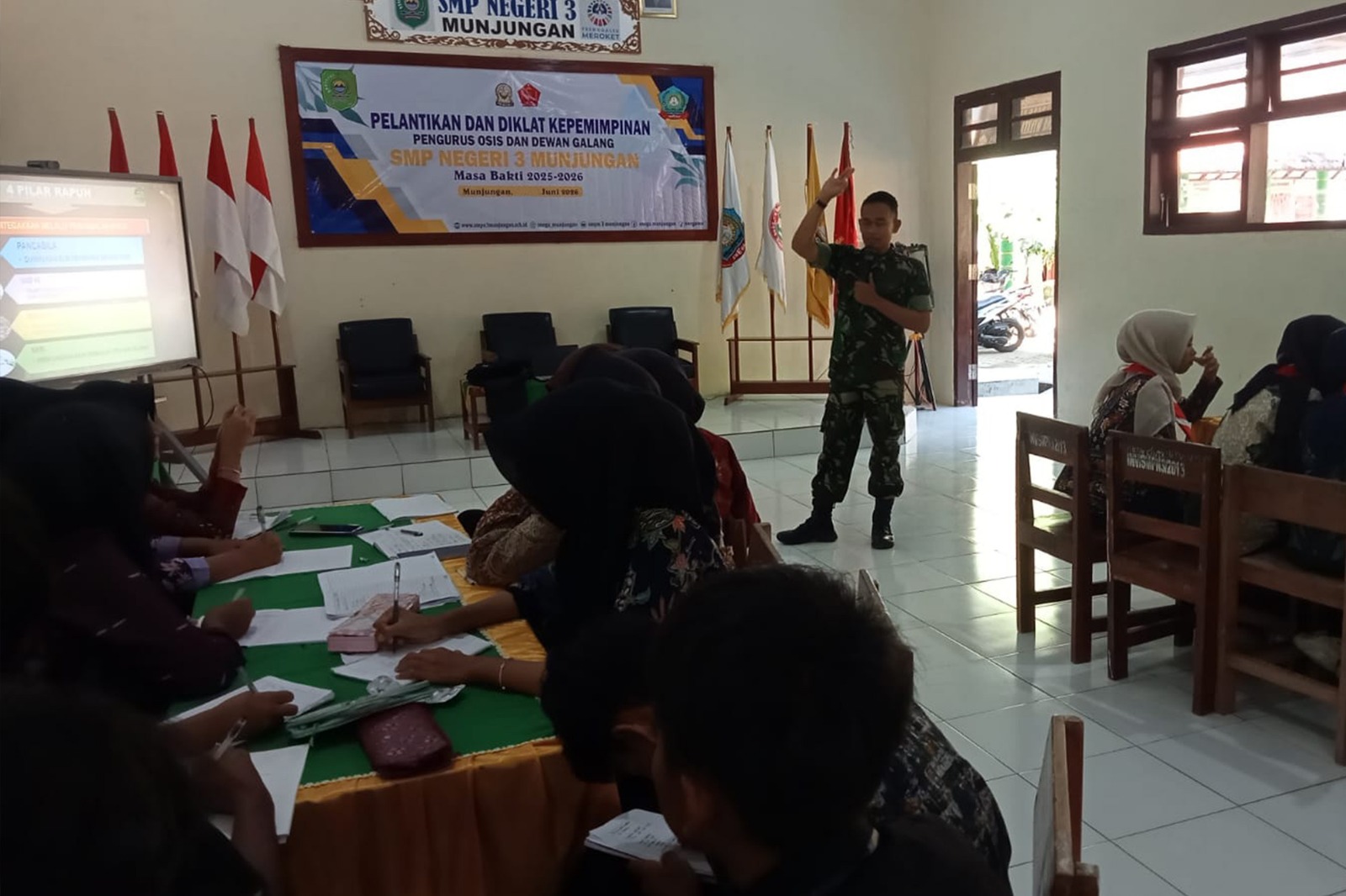 Babinsa Munjungan Tanamkan Wawasan Kebangsaan kepada Peserta LDK SMPN 3 Munjungan