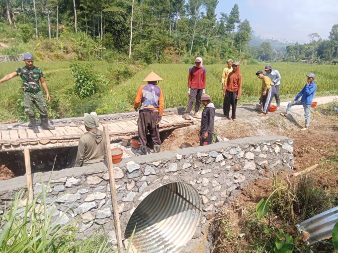 TNI dan Masyarakat Kejar Target Pembangunan Jembatan Garuda Tahap V di Ponorogo 