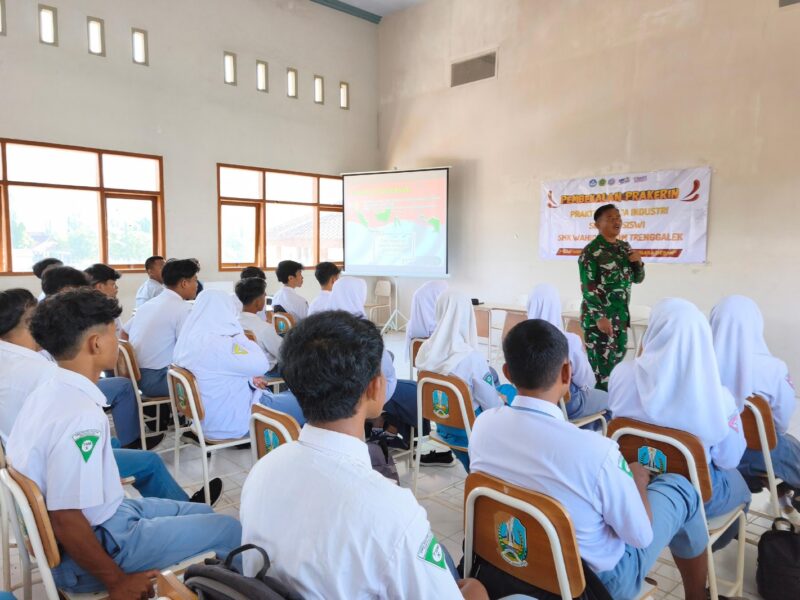 Babinsa Siapkan Siswa Prakerin SMK Wahid Hasyim Trenggalek, Hadapi Dunia Kerja