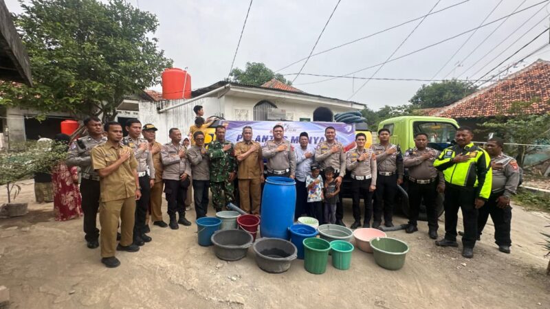 Polres Cirebon Kota Distribusikan Air Bersih ke Warga Argasunya, Wujud Kepedulian Hari Bhayangkara ke-80