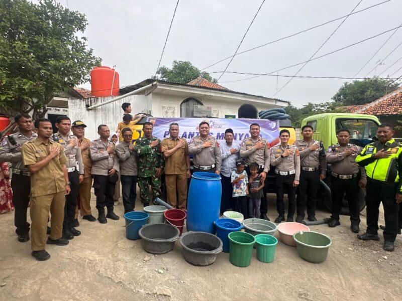 Polres Cirebon Kota Distribusikan Air Bersih ke Warga Argasunya, Wujud Kepedulian Hari Bhayangkara ke-80