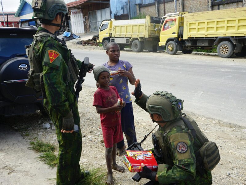 PATROLI SATGAS MARINIR TNI AL DI PAPUA, HADIRKAN KEAMANAN DAN KEBAHAGIAAN BAGI MASYARAKAT