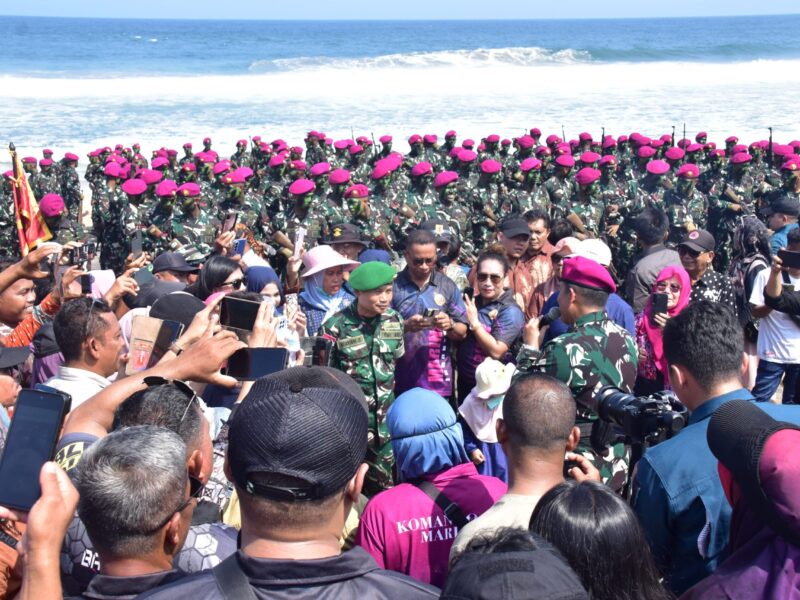 SISI HUMANIS PANGKORMAR: USAI PEMBARETAN, BERIKAN ARAHAN DAN MOTIVASI KEPADA ORANG TUA SISWA PRAJURIT MARINIR