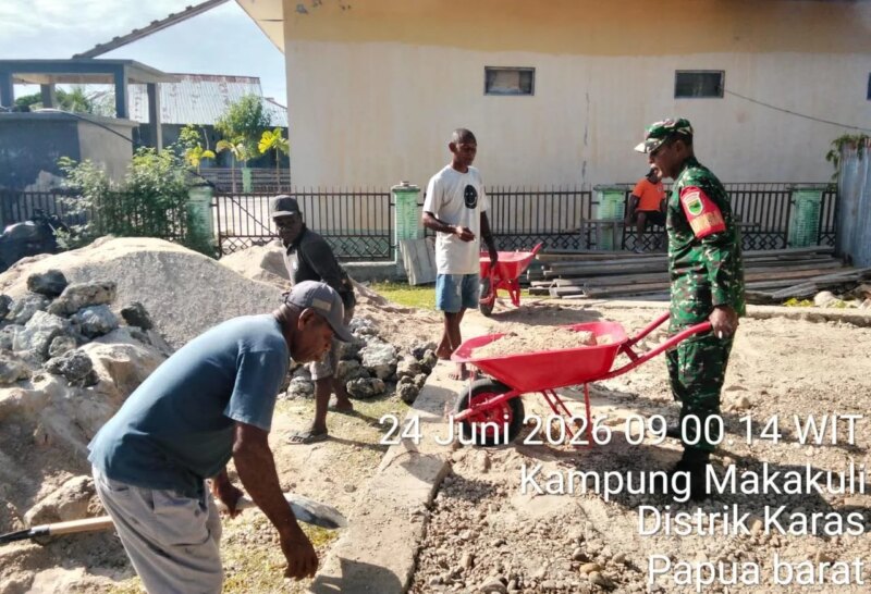 Kompak, Babinsa Koramil Karas Bantu Warga Bangun Balai Kampung Malakuli – Detiktoday.com