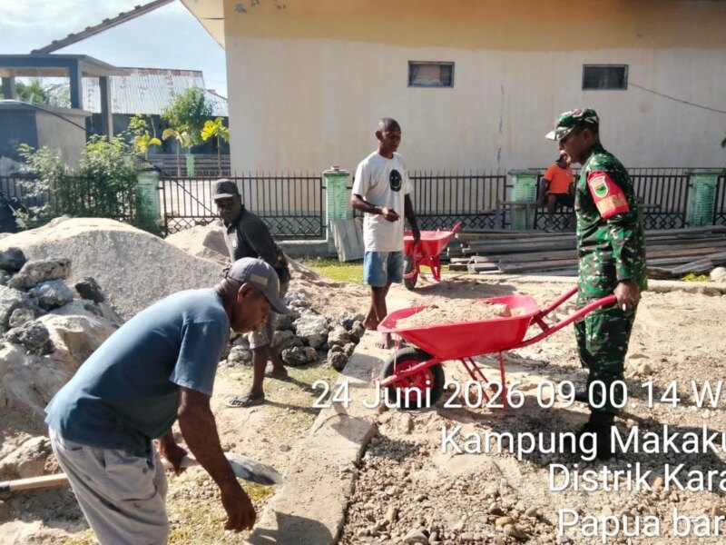 Kompak, Babinsa Koramil Karas Bantu Warga Bangun Balai Kampung Malakuli – Detiktoday.com