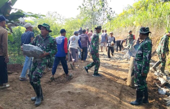 Jembatan Garuda Satukan TNI dan Warga, Gotong-Royong Menggema di Bumi Reog