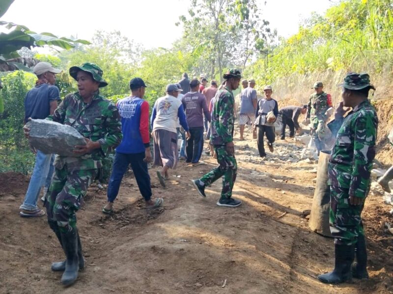 Jembatan Garuda Satukan TNI dan Warga, Gotong-Royong Menggema di Bumi Reog