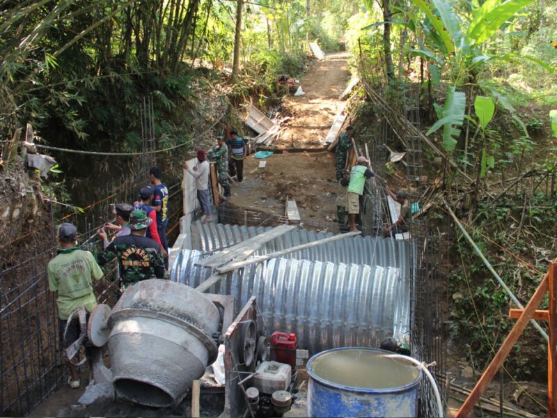 Kodim 0806/Trenggalek Bangun Jembatan Armco, Perkuat Akses Desa Tegaren-Dermosari
