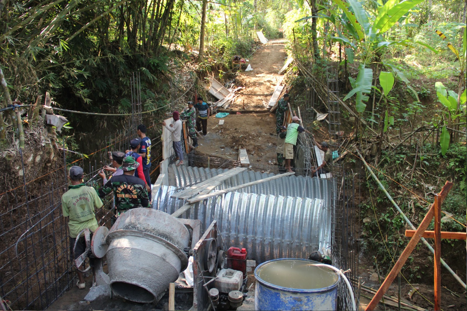Kodim 0806/Trenggalek Bangun Jembatan Armco, Perkuat Akses Desa Tegaren-Dermosari