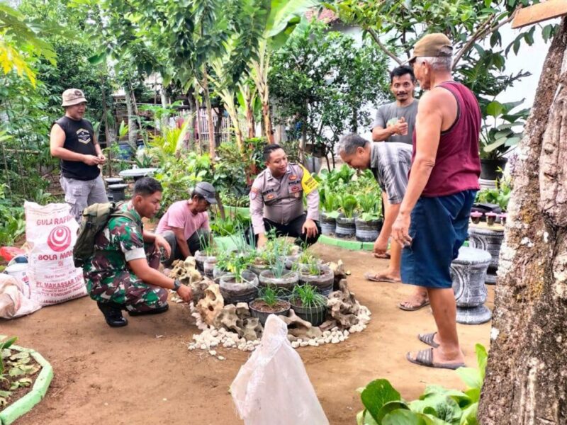 Sinergi TNI-Polri dan Warga, Jaga Kebersihan Taman Kelurahan Surodakan