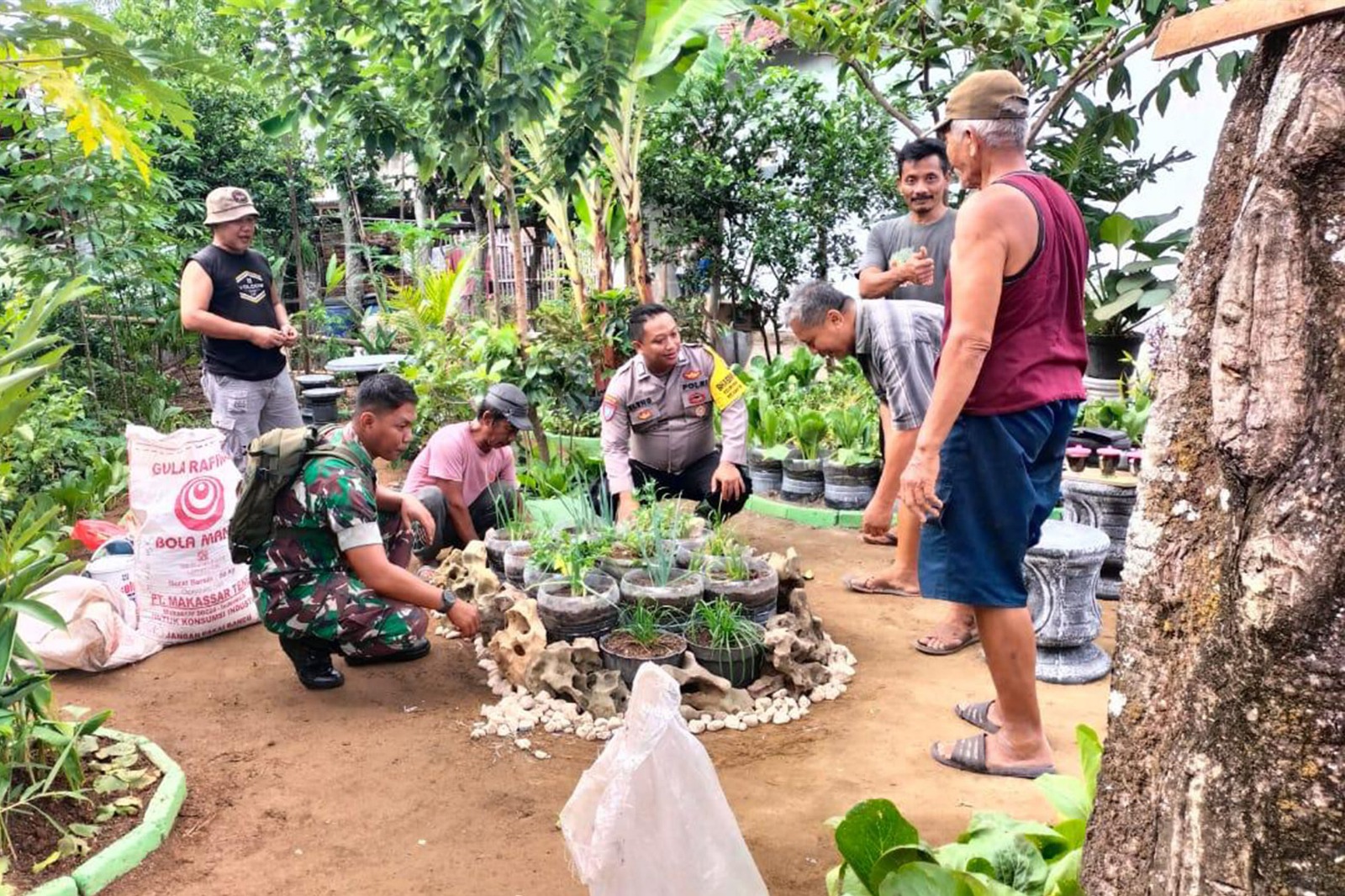 Sinergi TNI-Polri dan Warga, Jaga Kebersihan Taman Kelurahan Surodakan