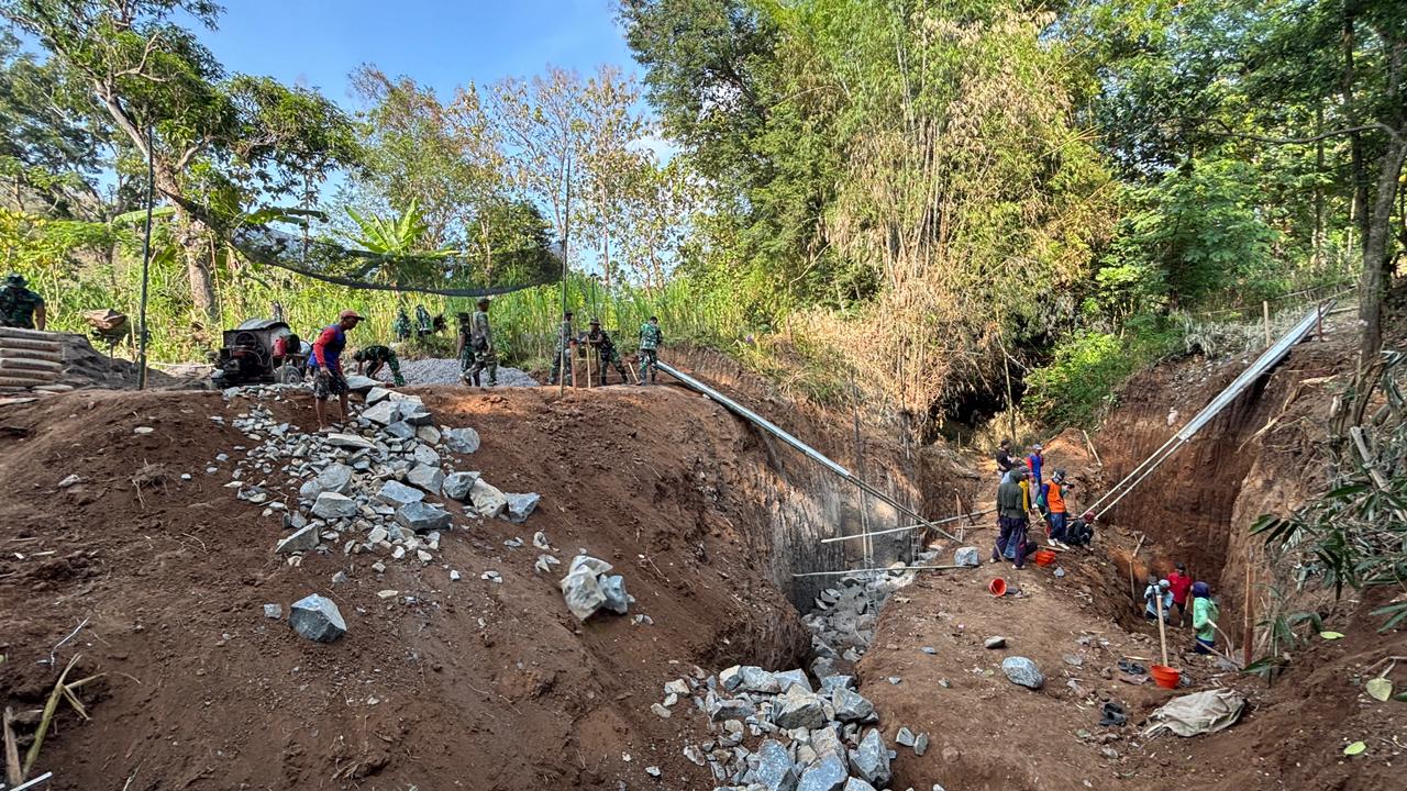 Pra TMMD Ke -129 Berlangsung, TNI dan Masyarakat Desa Bulu Lor Antusias Bekerja