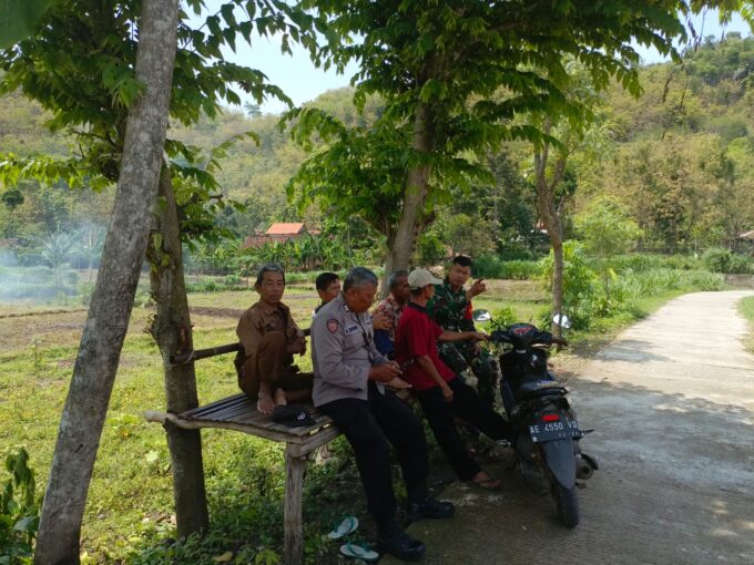 Komsos, Babinsa Kodim Ponorogo Ajak Warga Jaga Kamtibmas