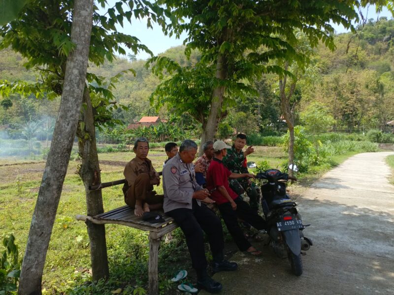 Komsos, Babinsa Kodim Ponorogo Ajak Warga Jaga Kamtibmas