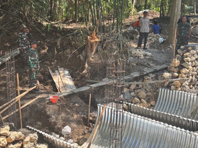 Pastikan Tepat Sasaran, Dandim Tulungagung Cek Langsung Progres Jembatan Garuda Rejosari